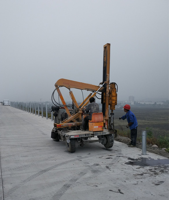 護(hù)欄打樁機(jī)廠家 為公路安全與旅游公路建設(shè)提供堅(jiān)實(shí)設(shè)備保障